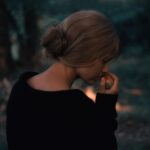 Lyubov Aksyonova Instagram – Сегодня день рождения Маргариты Борисовны Тереховой.

Ее работа в кинокартине «Зеркало», просмотренная уже в сознательном возрасте, каким-то чудесным образом легла на образ Миледи из фильма детства «Д’Артаньян и три мушкетёра». 

Маргарита стала для меня примером внутренней, хтонический силы, проявляющейся в каждом кадре. Сохранять себя в любой ситуации, в любой сцене, без принуждения – всегда трудное испытание для меня. Но Маргарита делает это так естественно и легко, что каждый раз зрителю ничего не остаётся, как только восхищаться ее способностью совмещать в себе миры, не теряя сути. 

И так раздирающе трагично то, что сейчас происходит с Маргаритой. Уже больше десяти лет она переживает страшнейший недуг – болезнь Альцгеймера. Я желаю ей и её семье от лица молодого поколения, вдохновленного её работой, огромных сил для борьбы с болезнью. 

Благодарю вас, Маргарита Борисовна!

#12любличностей 

Фотографы: @polinaboka @sofi_naboka
Стилист: @aleksandra.georgie
Парикмастер и супер соседка: @tretiakova_muah
Серый кардиограмм:⁣⁣ @theman.unknown