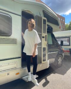 Lyubov Aksyonova Instagram - Первые дни на новом проекте. Играю человека-обезьяну в современном жестоком мире саванны. 🦧