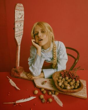 Lyubov Aksyonova Instagram - « … когда интересно жить? Когда у тебя есть перспектива, когда у тебя есть какой-то горизонт, к которому ты движешься, вот это вот движение и есть интерес к жизни…» 
Инна Михайловна Чурикова 
(Передача «Камера смотрит в мир», 1988г.)

То, что делает Инна Михайловна - поразительный пример преданности и любви к своему делу. Потрясающе талантливая, полная воли и жизни, она очаровывает с первых кадров, ломая все стереотипы и шаблоны. 

Удивительно видеть на экране, каким благом и созиданием насыщены их совместные с мужем картины. Каждый фильм интересный, фундаментальный!

Спектакль с участием Инны Михайловны в Ленкоме Марка Захарова - это трогающее до глубины души событие. На сцене отчетливо видно, как мы, современное актерское поколение, далеки, как много нам нужно найти, осознать и изменить. 

Спасибо большое за Ваш вклад, за то, что, возможно сами того не желая, прорубили собой перспективу, выстроили на горизонте цель, к которой очень сильно хочется стремиться. 

С Днём рождения, @inna_churikova_official !

#12любличностей 

Фотограф: @tuponogova_volkova
Ассистенты фотографа: @kostya_nekiy @pavelradchenko
Стилисты: @aleksandra.georgie @anastasiabocharova
Сет-дизайнер: @marfartwo 
Ассистенты сет-дезайнера: @elenaqq @piulyuli 
Визажист: @nora_ivanova
Парикмастер: @tretiakova_muah
Фея:⁣⁣ @olga_nazaruk 
Серый кардиограмм: @theman.unknown
Одежда: @alexanderarutyunov

Отдельное спасибо @ivan_baturin_