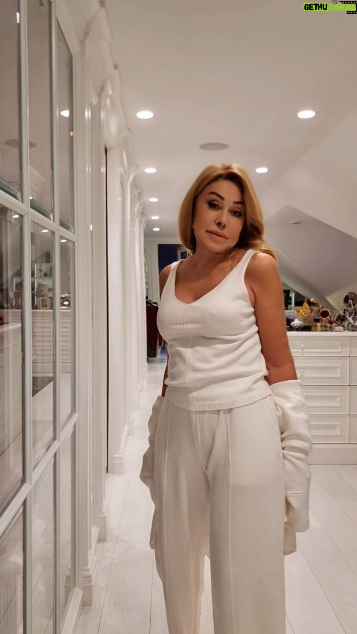 Lyubov Uspenskaya - 13.5K Likes - Дорогие друзья, сейчас очень редко можно встретить одежду, которая была бы и удобной и стильной одновременно. Я много гастролирую, и после концерта всегда хочется снять с себя концертный наряд и надеть что-то по-настоящему удобное и комфортное. И я нашла выход. Дизайнер Аника Керимова @anikakerimova_official разработала супер-линейку повседневной одежды, которую я теперь буду носить с большим удовольствием 🥰
Я всегда радуюсь успехам талантливых российских дизайнеров и всегда стараюсь их поддерживать, и Аника Керимова не исключение.
Спасибо тебе, дорогая, за эти потрясающие костюмы ❤️