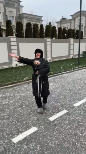Lyubov Uspenskaya Instagram - Дорогие друзья! 
Сегодня у меня замечательное настроение 🥰Мне хочется всех вас поздравить с этим прекрасным снегом ❄️
В такую погоду я люблю долго гулять, чувствовать прикосновение каждой снежинки 😍
Несмотря на то, что сегодня вторник, я хочу всем пожелать, чтобы у вас в душе всегда были только суббота и воскресенье ❤️
Ваша Люба ❤️