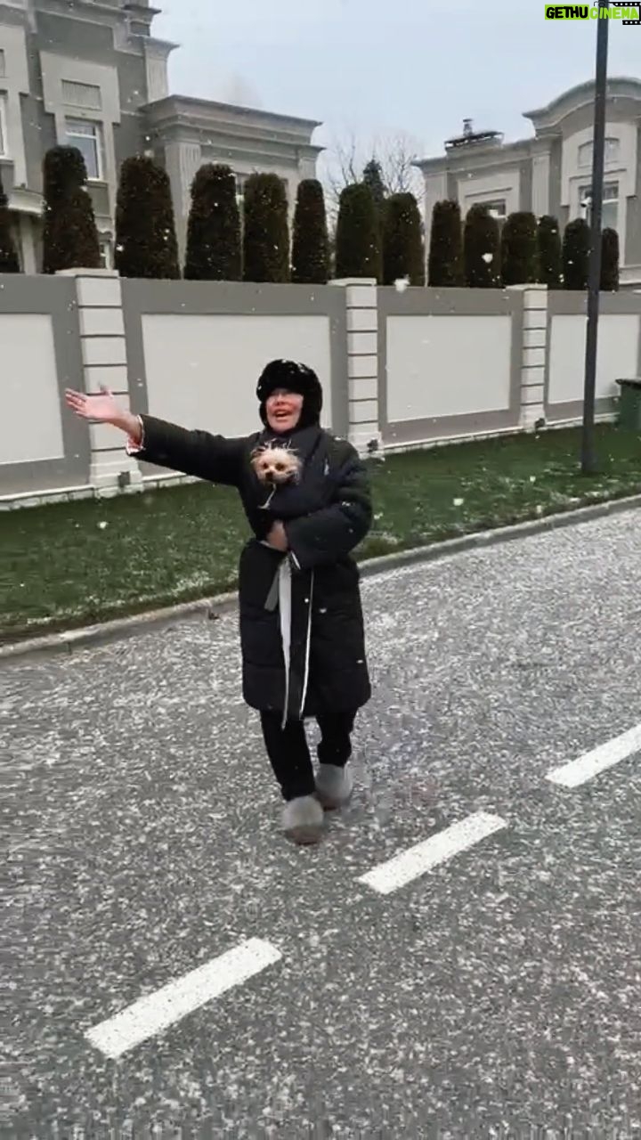 Lyubov Uspenskaya - 25.5K Likes - Дорогие друзья!
Сегодня у меня замечательное настроение 🥰Мне хочется всех вас поздравить с этим прекрасным снегом ❄️
В такую погоду я люблю долго гулять, чувствовать прикосновение каждой снежинки 😍
Несмотря на то, что сегодня вторник, я хочу всем пожелать, чтобы у вас в душе всегда были только суббота и воскресенье ❤️
Ваша Люба ❤️