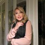Lyubov Uspenskaya Instagram - Сегодня выяснилось, что Филипп не забрал свой иск ко мне на 10 млн рублей за то, что я назвала его женоненавистником. Удивлена. Была уверена, что после всех этих "голых вечеринок" он как-то должен был, если не сам измениться, то изменить свое поведение. Филипп, если тебе нужны деньги на брюки, то скажи мне, я тебе дам - только скажи. В той обстановке, когда наша страна борется в СВО, когда МРОТ в России составляет 19242 рубля, когда за смертельный исход суды выплачивают меньшую сумму, чем просит Киркоров за два слова, хочется спросить: Филя, ты точно проживаешь в РФ сейчас, а не на Марсе? Откуда такие суммы? Как ты пострадал? Почитай, что о тебе пишут в СМИ, какие петиции создают граждане страны! Если ты народный артист, то хоть немного "спустись" к народу и жизни страны!