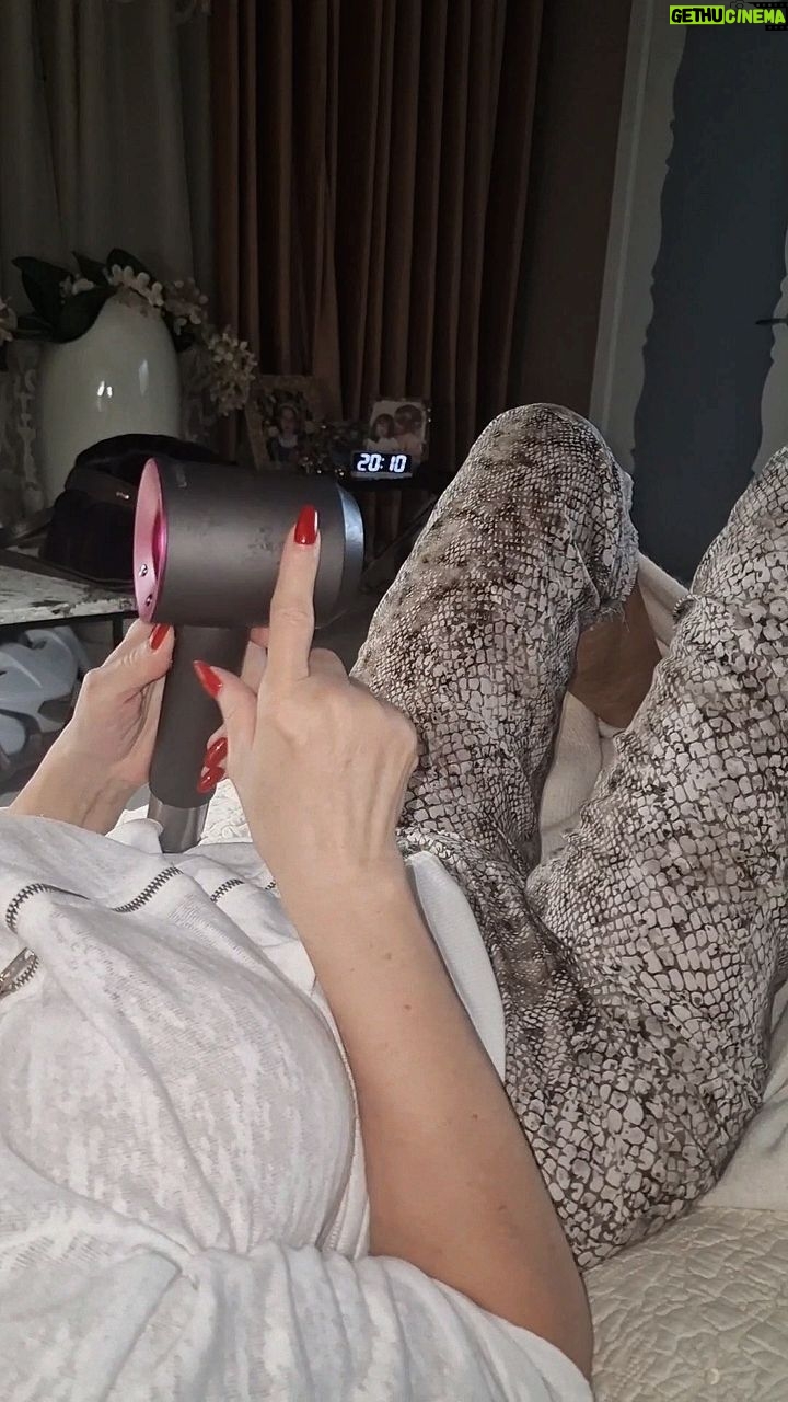 Lyubov Uspenskaya Instagram - Ребята! Попробуйте, вам понравится 😆🥰 #dyson #любовьуспенская #юмор