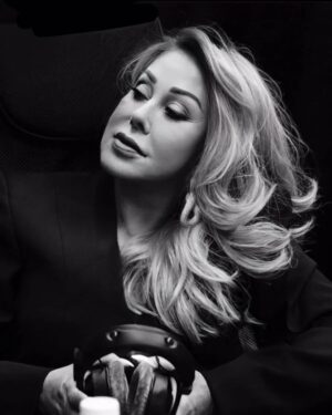 Lyubov Uspenskaya Instagram - Дорогие друзья, мы с Танечкой буквально позавчера вернулись из Махачкалы, где отыграли потрясающий концерт на летней площадке Дагестанской Государственной Филармонии. Мы оставались под огромным впечатлением от шикарного приёма, огромного количества цветов и подарков, тёплой публики, внимания и вкуснейшей национальной кухни. 
И вот на этих потрясающих эмоциях, которые мы сохранили по приезду в Москву, сегодня мы узнаем об этой ошеломляющей трагедии, которая произошла в Махачкале вчера поздно вечером.
Это событие потрясло нас до глубины души. 
Мы с @pacha_tati выражаем искренние соболезнования всем близким и родным пострадавших🙏🏻 
Сегодня мы скорбим вместе со всем мужественным дагестанским народом 🕯