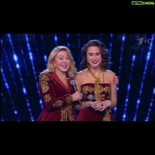 Lyubov Uspenskaya Instagram - Дорогие наши друзья! Вот и состоялся старт нового сезона шоу "Две звезды. Отцы и дети" с нашим участием 🌟🌟 Для первого номера мы решили выбрать всеми любимую песню "Гитара". Смотрели ли вы выпуск? Как вам наш номер? Ждём ответов в комментариях 🥰 Ваши Люба и TATI ❤️