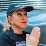 Lyubov Uspenskaya Instagram - Друзья мои, я решила возобновить свою рубрику "Готовим с Любовью". И сегодня мы будем готовить не совсем обычное блюдо, можно сказать, деликатес - бараньи яйца во фритюре. Для этого нам понадобится: 3 бараньих яйца, планировачные сухари, соль, перец и оливкое масло. Рецепт: Наливаем в глубокую сковороду оливкое масло и оставляем его разогреваться. В это время очищаем яйца от кожи, нарезаем на небольшие кусочки, солим, перчим, обволакиваем в сухарях и опускаем в сковороду. Жарим до золотистой корочки (примерно по три минуты с каждой стороны). Выкладываем на тарелку и приступаем к дегустации. А если вы посмотрите это видео до конца, то поймёте с каким гарниром их лучше подавать на стол ,а также узнаете рецепт моего фирменного соуса. Всем приятного аппетита 🤗 Ваша Любовь Успенская❤️ #якулинар , а не только певица 😁 #рецепт #рецепты #любовьуспенская #готовка #кулинария
