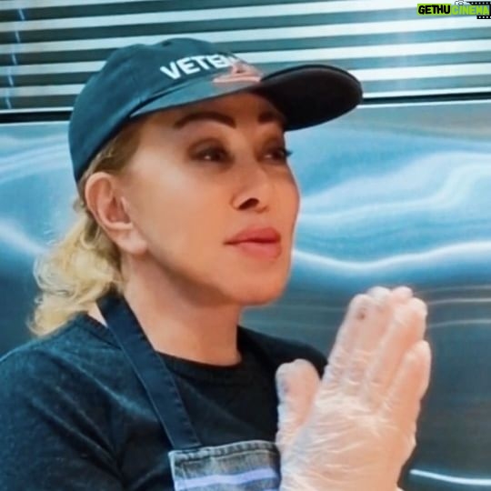 Lyubov Uspenskaya - 12.8K Likes - Друзья мои, я решила возобновить свою рубрику "Готовим с Любовью".
И сегодня мы будем готовить не совсем обычное блюдо, можно сказать, деликатес - бараньи яйца во фритюре.
Для этого нам понадобится: 3 бараньих яйца, планировачные сухари, соль, перец и оливкое масло.
Рецепт:
Наливаем в глубокую сковороду оливкое масло и оставляем его разогреваться.
В это время очищаем яйца от кожи, нарезаем на небольшие кусочки, солим, перчим, обволакиваем в сухарях и опускаем в сковороду. Жарим до золотистой корочки (примерно по три минуты с каждой стороны). Выкладываем на тарелку и приступаем к дегустации.
А если вы посмотрите это видео до конца, то поймёте с каким гарниром их лучше подавать на стол ,а также узнаете рецепт моего фирменного соуса.
Всем приятного аппетита 🤗
Ваша Любовь Успенская❤️
#якулинар , а не только певица 😁
#рецепт #рецепты #любовьуспенская #готовка #кулинария