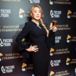 Lyubov Uspenskaya Instagram - Друзья, не могу не поделиться с вами радостью 🥰 Я получила, наверное, самую главную награду из всех, которых когда-либо удостаивалась. Это особый Золотой Граммофон в номинации "Легенда русской музыки". Спасибо "Русскому радио" @russkoe_radio за признание, поддержку и, конечно же, спасибо за любовь моих слушателей ❤️ Я обещаю, что выпущу ещё много хитов, и мне будет чем вас ещё удивить ❤️ Кстати, на премии мы совместно с Еленой Север @sever_elena исполнили песню "Россия", премьера которой на цифровых площадках состоится совсем скоро 🥰 Ваша Люба ❤️ #золотойграммофон #любовьуспенская #Россия #еленасевер