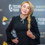 Lyubov Uspenskaya Instagram - Друзья, не могу не поделиться с вами радостью 🥰 Я получила, наверное, самую главную награду из всех, которых когда-либо удостаивалась. Это особый Золотой Граммофон в номинации "Легенда русской музыки". Спасибо "Русскому радио" @russkoe_radio за признание, поддержку и, конечно же, спасибо за любовь моих слушателей ❤️ Я обещаю, что выпущу ещё много хитов, и мне будет чем вас ещё удивить ❤️ Кстати, на премии мы совместно с Еленой Север @sever_elena исполнили песню "Россия", премьера которой на цифровых площадках состоится совсем скоро 🥰 Ваша Люба ❤️ #золотойграммофон #любовьуспенская #Россия #еленасевер