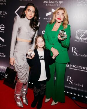 Lyubov Uspenskaya Instagram - Дорогие друзья, на днях я получила сразу две награды от Fashion TV в номинациях "Fashion Легенда" и "Fashion семейный дуэт года" за песню "Мольба", которую мы поем с моей Танечкой @pacha_tati , написанную потрясающими авторами: Марией Захаровой и Брендоном Стоуном @brandonstonemusic ❤️
Спасибо большое всем организаторам мероприятия и за вашу поддержку. ️Для меня это ценно ❤️
Ваша Люба❤️
@fashiontv_ru 
@maria_ost 
@antongormakh
@andreyshalakhov