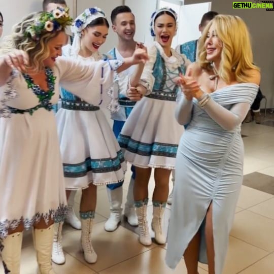 Lyubov Uspenskaya Instagram - Друзья, всем привет) Как прошли ваши новогодние праздники? 🎄 Мне посчастливилось на старый новый год оказаться на любимой Белорусской земле с концертом. И вот как встречали поклонники свою Диву 😍❤️ #любовьуспенская #старыйновыйгод #беларусь