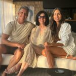 Márcio Garcia Instagram - Hoje é dia de agradecer às mulheres mais importantes da minha vida! Obrigado mãe, por me dar a vida, por ser presente desde sempre, por ser essa pessoa tão cuidadosa, generosa e amável não apenas com seus filhos mas com todos! Gratidão! Obrigado Andrea, minha companheira de vida que me deu os quatro maiores presentes de nossas vidas! Obrigado por todo cuidado com todos e por ser tão presente apesar dessa agenda lotada! Quero aproveitar pra mandar um beijo à todas as mães do Brasil e em especial para as mães do Rio Grande do Sul, mães que estão, mais do que nunca, mostrando toda sua força, sua resiliência e sua capacidade de superação! Que vocês possam, o quanto antes, estarem no conforto e na segurança de seus lares! Que Deus as abençoe! #felizdiadasmaes