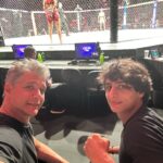 Márcio Garcia Instagram – Obrigado pelo convite @venum_br @ufc @ufc_brasil !!! Eu e meus filhos @pedrosrgarcia e @pipo.garcia_ curtimos muito! Evento impecável em todos os sentidos! Parabéns!!! 

Confesso que apesar de ter me divertido muito com o meu filho, em alguns momentos parava pra pensar nas vítimas do Rio Grande Do Sul. Em como alguns deles poderiam estar naquele momento. Por tanto peço a você que independentemente de estarem vivendo suas vidas rotineiramente, também não se esqueçam. Em algum momento faça uma oração, e se possível uma doção de qualquer valor! O pix para uma doação com total segurança está na legenda do meu último post!  Bom domingo! Boa semana 🙏🏼❤️