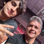 Márcio Garcia Instagram – Obrigado pelo convite @venum_br @ufc @ufc_brasil !!! Eu e meus filhos @pedrosrgarcia e @pipo.garcia_ curtimos muito! Evento impecável em todos os sentidos! Parabéns!!! 

Confesso que apesar de ter me divertido muito com o meu filho, em alguns momentos parava pra pensar nas vítimas do Rio Grande Do Sul. Em como alguns deles poderiam estar naquele momento. Por tanto peço a você que independentemente de estarem vivendo suas vidas rotineiramente, também não se esqueçam. Em algum momento faça uma oração, e se possível uma doção de qualquer valor! O pix para uma doação com total segurança está na legenda do meu último post!  Bom domingo! Boa semana 🙏🏼❤️