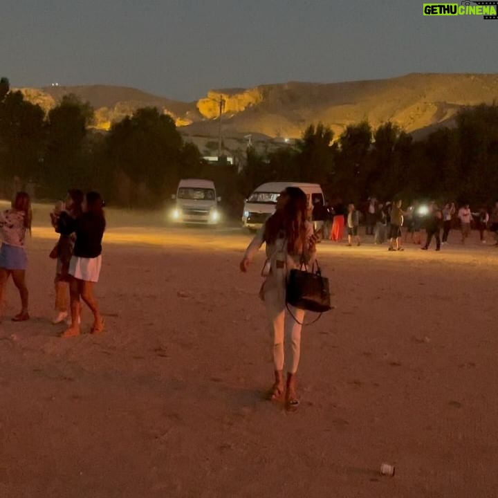 Márcio Garcia Instagram - Hoje resolvi compartilhar com vocês uma lembrança de uma viagem incrível que fizemos com alguns amigos pro Egito! Saímos do hotel ainda a noite para assistir o nascer do sol embarcados em um balão! Foi mágico! Costumo dizer que a viagem é um dos melhores investimentos da vida. Não no conceito de negócio, claro, mas no conceito de enriquecimento do conhecimento pessoal. Conhecer novas culturas e costumes é enriquecedor! Algumas pessoas não concordam dizendo que é um gasto desnecessário e que o dinheiro no banco ou até no bolso vale mais! É quando eu brinco dizendo que não há como perder ou ter uma experiência perdida ou furtada… já o dinheiro… E você acha que viajar vale a pena? É um bom investimento? #tbt #egito