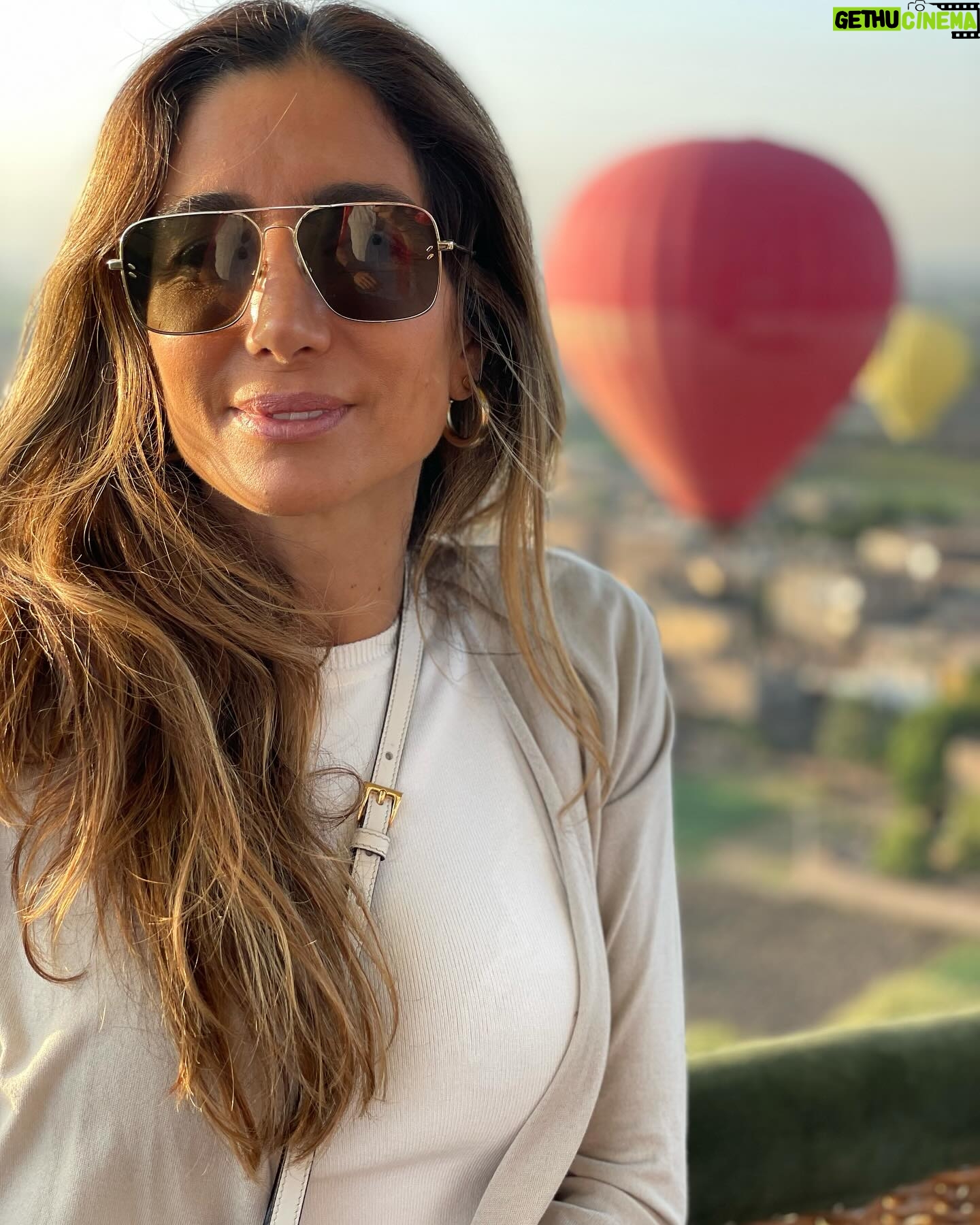 Márcio Garcia Instagram - Hoje resolvi compartilhar com vocês uma lembrança de uma viagem incrível que fizemos com alguns amigos pro Egito! Saímos do hotel ainda a noite para assistir o nascer do sol embarcados em um balão! Foi mágico! Costumo dizer que a viagem é um dos melhores investimentos da vida. Não no conceito de negócio, claro, mas no conceito de enriquecimento do conhecimento pessoal. Conhecer novas culturas e costumes é enriquecedor! Algumas pessoas não concordam dizendo que é um gasto desnecessário e que o dinheiro no banco ou até no bolso vale mais! É quando eu brinco dizendo que não há como perder ou ter uma experiência perdida ou furtada… já o dinheiro… E você acha que viajar vale a pena? É um bom investimento? #tbt #egito