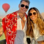 Márcio Garcia Instagram – Hoje resolvi compartilhar com vocês uma lembrança de uma viagem incrível que fizemos com alguns amigos pro Egito!

Saímos do hotel ainda a noite para assistir o nascer do sol embarcados em um balão! Foi mágico!

Costumo dizer que a viagem é um dos melhores investimentos da vida. Não no conceito de negócio, claro, mas no conceito de enriquecimento do conhecimento pessoal. Conhecer novas culturas e costumes é enriquecedor! 

Algumas pessoas não concordam dizendo que é um gasto desnecessário e que o dinheiro no banco ou até no bolso vale mais! É quando eu brinco dizendo que não há como perder ou ter uma experiência perdida ou furtada… já o dinheiro…

E você acha que viajar vale a pena? É um bom investimento?

#tbt #egito