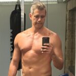 Márcio Garcia Instagram - Vou dar uma dica infalível pra quando bater aquela preguiça de malhar ou de cumprir a sua missão física do dia; Com a ajuda das mãos, se preciso for, fique de pé, coloque a roupa adequada e vá até o local. Lá chegando comece a fazer aquilo que se propôs! Se a preguiça ainda estiver com você, não dê trela, cumpra a sua meta com preguiça mesmo! Pegou? Desculpa tem várias! Tenha disciplina! Let’s Go! #invistanasuasaúde #xopreguica #pratiqueesporte