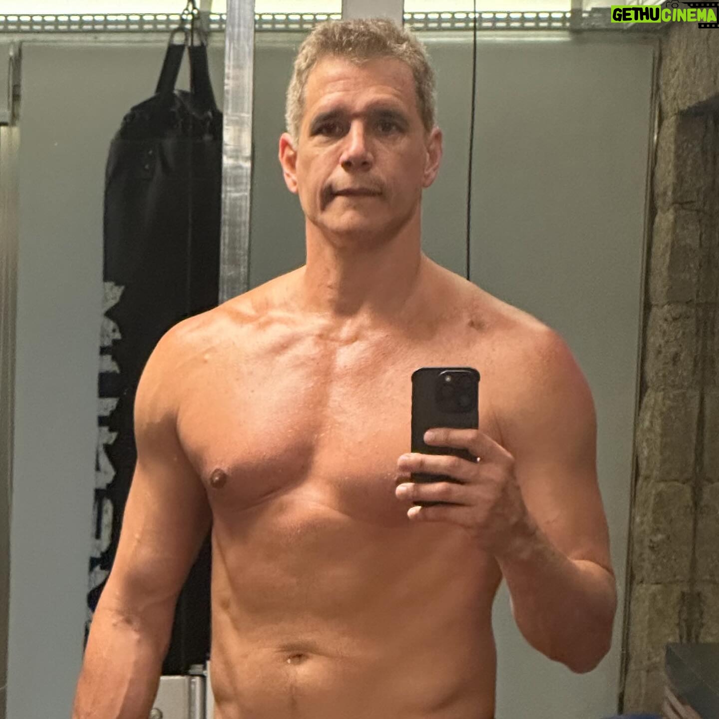 Márcio Garcia Instagram - Vou dar uma dica infalível pra quando bater aquela preguiça de malhar ou de cumprir a sua missão física do dia; Com a ajuda das mãos, se preciso for, fique de pé, coloque a roupa adequada e vá até o local. Lá chegando comece a fazer aquilo que se propôs! Se a preguiça ainda estiver com você, não dê trela, cumpra a sua meta com preguiça mesmo! Pegou? Desculpa tem várias! Tenha disciplina! Let’s Go! #invistanasuasaúde #xopreguica #pratiqueesporte