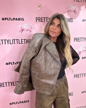 Mélanie Amar Instagram - C’est ma tenue préferée en ce moment 🦄😍
@prettylittlething 
#publicité