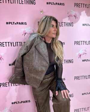 Mélanie Amar Instagram - C’est ma tenue préferée en ce moment 🦄😍
@prettylittlething 
#publicité