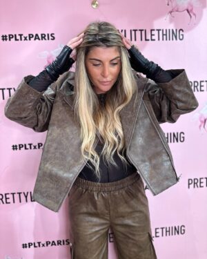 Mélanie Amar Instagram - C’est ma tenue préferée en ce moment 🦄😍
@prettylittlething 
#publicité