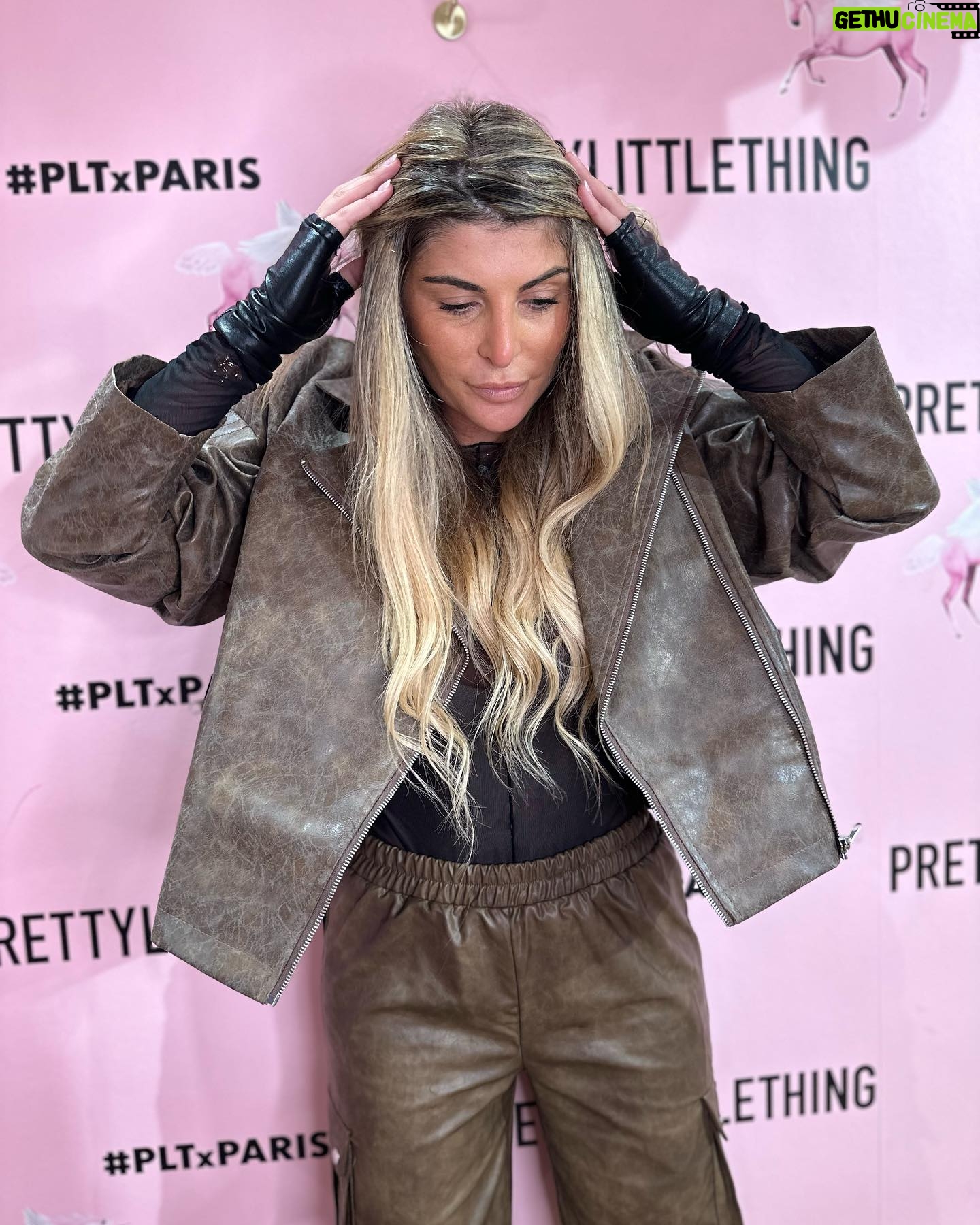 Mélanie Amar - 3 Likes - C’est ma tenue préferée en ce moment 🦄😍
@prettylittlething
#publicité