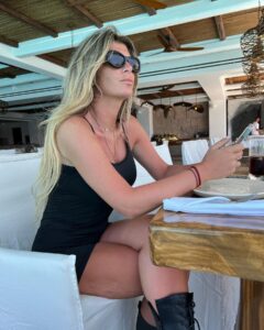 Mélanie Amar Instagram - Mʏᴋᴏɴᴏs .. 🇬🇷 #mykonos #cavotagoomykonos #holiday #vacation #lunch