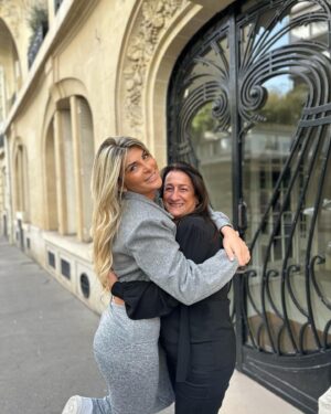 Mélanie Amar Instagram - Ma mere capillaire forever @judith_royalextension ❤️
J’en profite aussi pour dire que je t’aime tres tres fort depuis toutes ces années ou tu t’es occupé de moi comme si tu m’avez pondu 😂😅
You are ma sauveuse capillaire, sans toi je serai chauve avec une perruque qui tomberai 18 fois par jour 😜😂 

Bref, si vous rencontrez des problemes de pertes de cheveux comme moi, ne paniquez pas, Judith a la solution ✨
Rendez vous chez @royalextension, les meilleures! Et je vous le dis par experience avec un bon entretien, ça n’abime pas les cheveux ☺️❤️ & ça pousse toujours 😁🥰

#pasdecollaboration