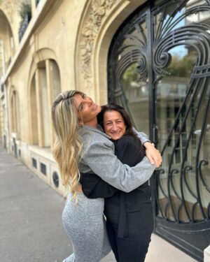 Mélanie Amar Instagram - Ma mere capillaire forever @judith_royalextension ❤️
J’en profite aussi pour dire que je t’aime tres tres fort depuis toutes ces années ou tu t’es occupé de moi comme si tu m’avez pondu 😂😅
You are ma sauveuse capillaire, sans toi je serai chauve avec une perruque qui tomberai 18 fois par jour 😜😂 

Bref, si vous rencontrez des problemes de pertes de cheveux comme moi, ne paniquez pas, Judith a la solution ✨
Rendez vous chez @royalextension, les meilleures! Et je vous le dis par experience avec un bon entretien, ça n’abime pas les cheveux ☺️❤️ & ça pousse toujours 😁🥰

#pasdecollaboration
