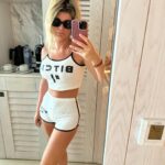 Mélanie Amar Instagram – 𝑁𝑒 𝑝𝑎𝑠 𝑑𝑒𝑟𝑎𝑛𝑔𝑒𝑟, 𝑓𝑖𝑛𝑖 𝑙𝑒𝑠 𝑣𝑎𝑐𝑎𝑛𝑐𝑒𝑠 𝑖’𝑚 𝑒𝑛 𝐷𝐸𝑃 ! ❤️‍🩹🙈