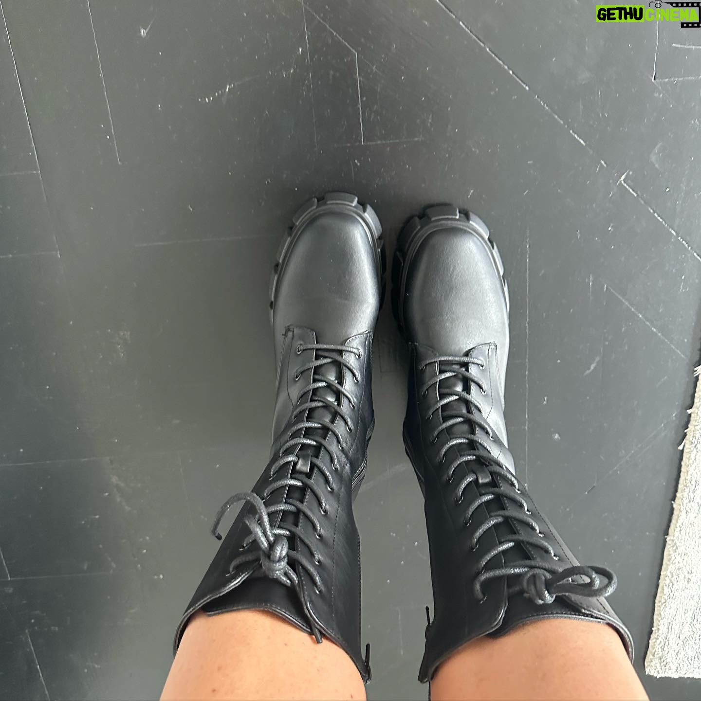 Mélanie Amar - 33.9K Likes - Qu’il pleut, qu’il vent, qu’il fasse tres beau, je l’ai porte ces bottes biker 💋😈 @prettylittlething #collaborationnonrémunérée