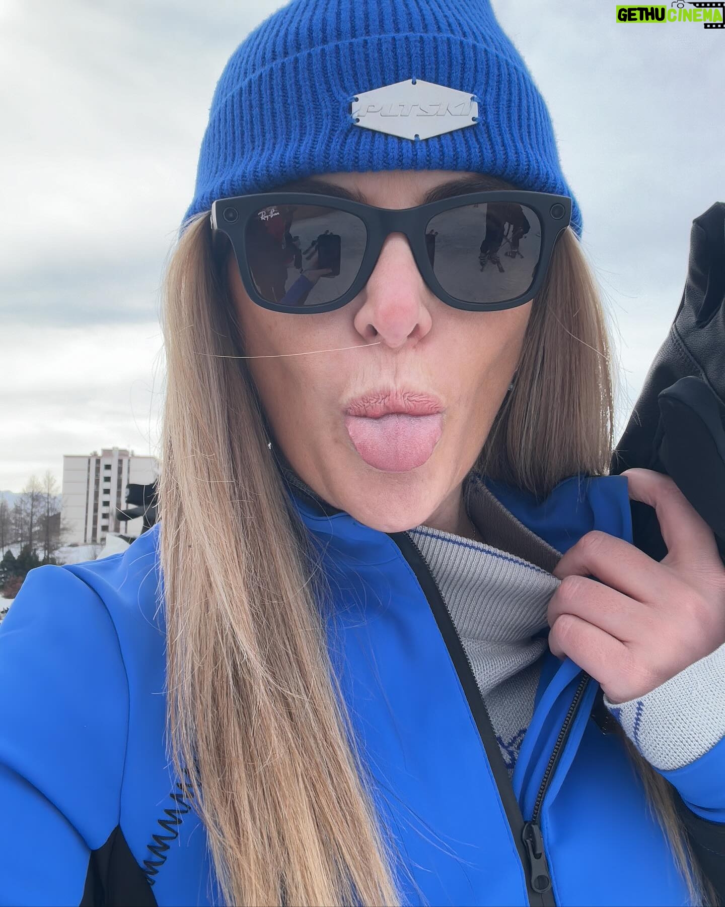 Mélanie Amar - 3 Likes - En Hiver, Soit tu as chaud et tu es mal habillé, Soit tu as chaud et tu es stylé en @prettylittlething 😍⭐️
#gifting #prettylittlething