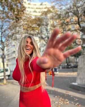 Mélanie Amar Instagram - X @prettylittlething 

#publicité