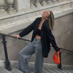 Mélanie Orlenko Instagram - @prettylittlething *Crop top noir en coton à bretelles *Blazer très oversize en maille tissée noire à épaulettes et poches *Jean baggy très large gris délavé coupe longue *Sandales fines à talons à lanières en similicuir noir * Mini créoles fines torsadées plaqué or * Sac à main orange à anse très froncée #sponsorisé @sublimetalents