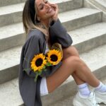 Mélanie Orlenko Instagram - @prettylittlething * Débardeur long en maille pointelle blanche détail noeud * Micro jupe taille basse en pointelle blanche détail noeud * Blazer très oversize gris anthracite * Chaussettes basiques blanches * Mini créoles fines torsadées plaqué or * Bandeau large en jersey noir #sponsorisé @sublimetalents