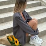 Mélanie Orlenko Instagram - @prettylittlething * Débardeur long en maille pointelle blanche détail noeud * Micro jupe taille basse en pointelle blanche détail noeud * Blazer très oversize gris anthracite * Chaussettes basiques blanches * Mini créoles fines torsadées plaqué or * Bandeau large en jersey noir #sponsorisé @sublimetalents