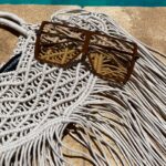 Mélanie Orlenko Instagram - @prettylittlething * Pantalon de plage évasé marron imprimé vache * Chemise de plage à imprimé vache marron * Sac de plage en macramé non coloré à franges * Lunettes de soleil beiges style visière à branches dorées * Mini créoles fines torsadées plaqué or #sponsorisé @sublimetalents