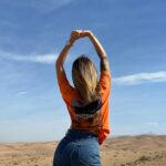 Mélanie Orlenko Instagram - Desert 🌵🐪 🧡 Ref de ma tenue @sheinfrance_ : Cottnline T-Shirt Cocotier Et Lettre : 23380624 SHEIN Tall Jean Droit À Poche : 23083219 Avec mon code : BFMELANIE -15% dès 29€ d’achat, -20% dès 69€ d’achat sur tout le site français @sheinofficial #SHEINblackfriday #SHEINGoodFinds #SHEINforAll #loveshein #saveinstyle #publicité Collaboration commerciale rémunérée