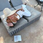 Mélanie Orlenko Instagram – Tu penses que je l’ai lu ou c’était juste pour la photo ?
@fellah_hotel