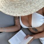 Mélanie Orlenko Instagram – Tu penses que je l’ai lu ou c’était juste pour la photo ?
@fellah_hotel