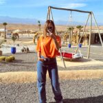 Mélanie Orlenko Instagram - Desert 🌵🐪 🧡 Ref de ma tenue @sheinfrance_ : Cottnline T-Shirt Cocotier Et Lettre : 23380624 SHEIN Tall Jean Droit À Poche : 23083219 Avec mon code : BFMELANIE -15% dès 29€ d’achat, -20% dès 69€ d’achat sur tout le site français @sheinofficial #SHEINblackfriday #SHEINGoodFinds #SHEINforAll #loveshein #saveinstyle #publicité Collaboration commerciale rémunérée