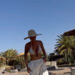 Mélanie Orlenko Instagram – Tu penses que je l’ai lu ou c’était juste pour la photo ?
@fellah_hotel
