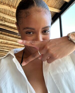 Mélanie Orlenko Instagram - Tu penses que je l’ai lu ou c’était juste pour la photo ?
@fellah_hotel