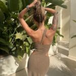 Mélanie Orlenko Instagram - @prettylittlething *robe mi longue asymétrique marron torsadée fendue #sponsorisé @sublimetalents