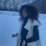Mélanie Thomas Instagram - I feel like a snow princess lol ❄️☃️ - Love on top by beyonce ✨🤍