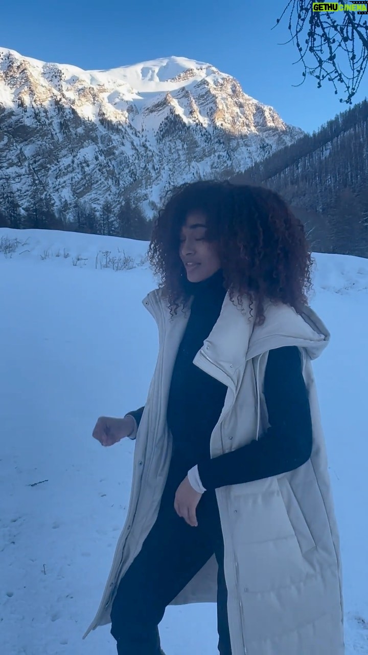 Mélanie Thomas Instagram - I feel like a snow princess lol ❄️☃️ - Love on top by beyonce ✨🤍