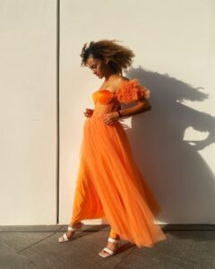 Mélanie Thomas Instagram - Au Louvre, i wear orange 🍊 #louvreabudhabi