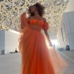 Mélanie Thomas Instagram - Au Louvre, i wear orange 🍊 #louvreabudhabi